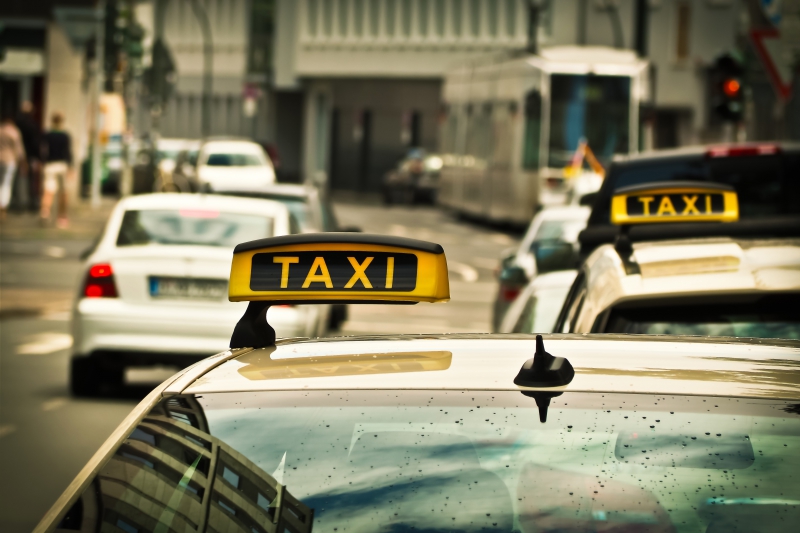 taxis-CORRENS-min_road-traffic-car-glass-driving-city-583084-pxhere.com