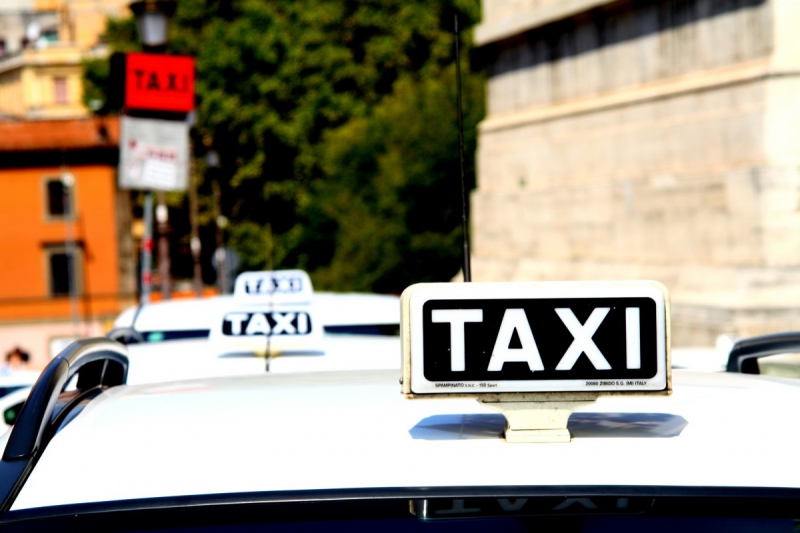 taxis-CORRENS-min_taxi_auto_rome_road_white-1051610